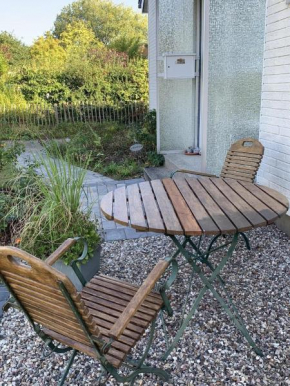 Helle, gemütliche Ferienwohnung in ruhiger Wohnlage und Sitzecke im Gartenbereich, Schrevenborn